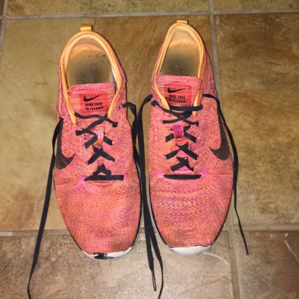 Coral Nike Free TR FLYKNITT